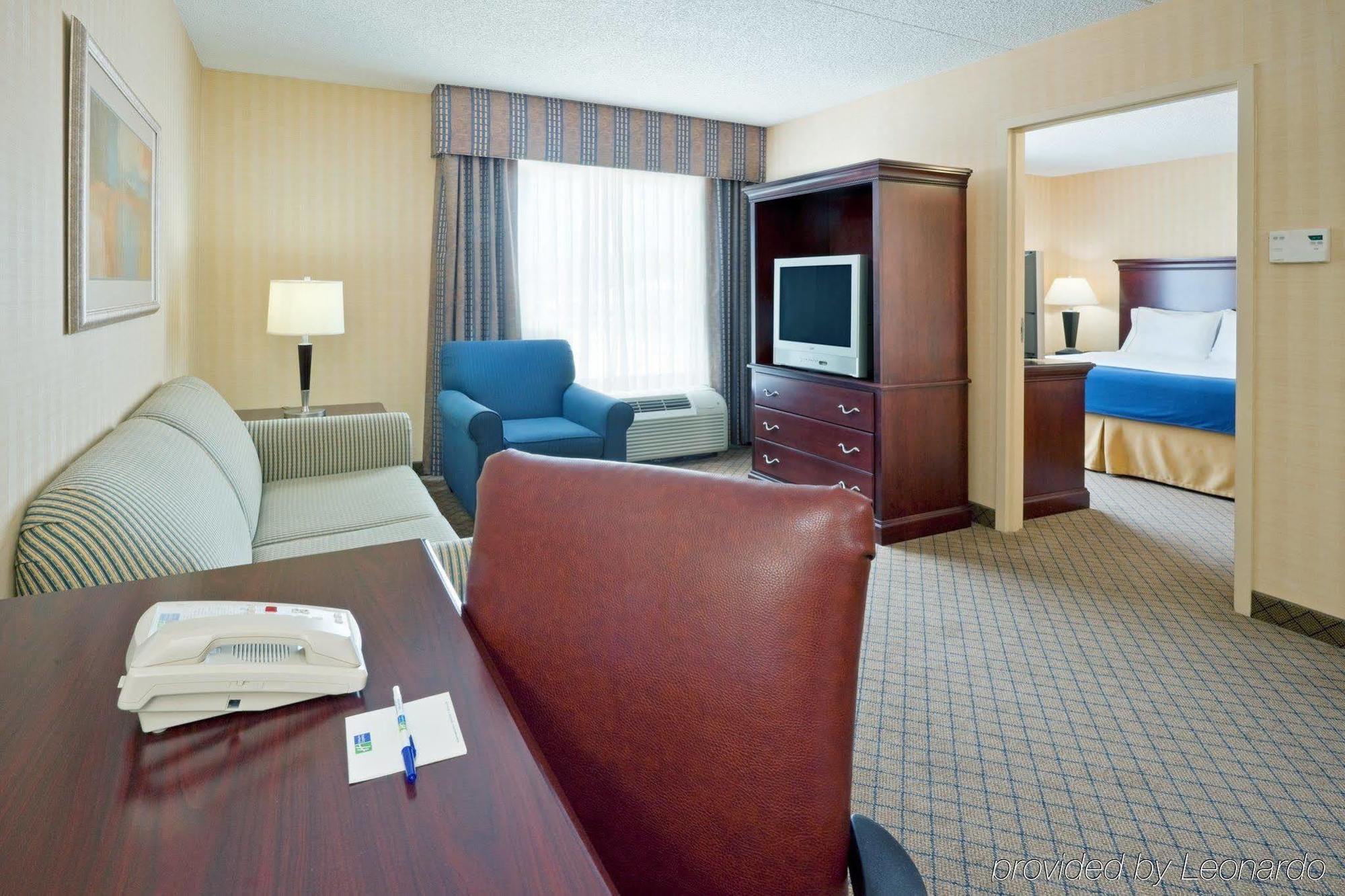 Holiday Inn Express & Suites West Long Branch - Eatontown, An Ihg Hotel Ruang foto